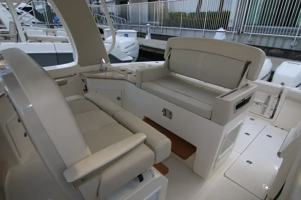 2025 Boston Whaler 350 Realm Image Thumbnail #10