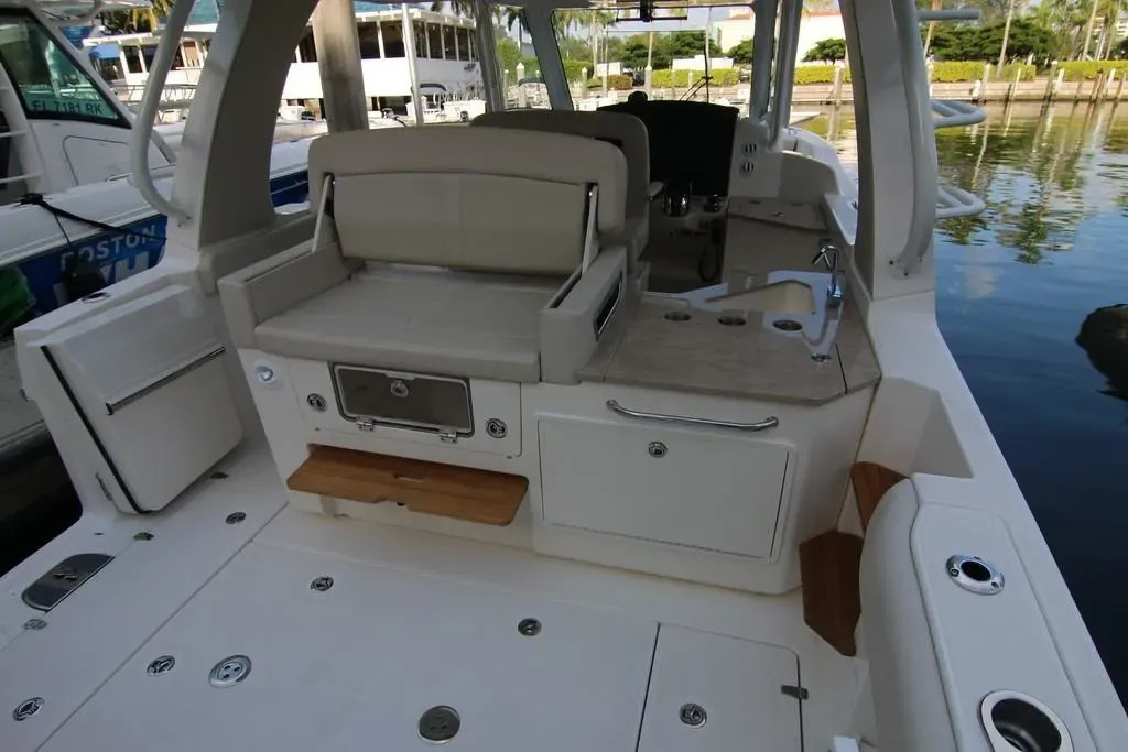 2025 Boston Whaler 350 Realm Image Thumbnail #11