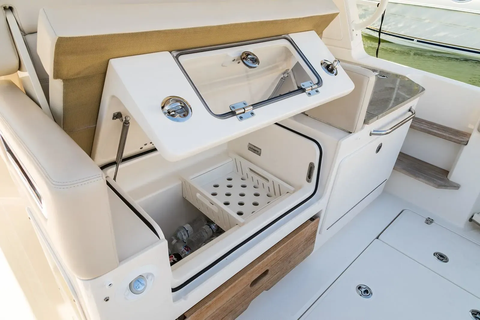 2025 Boston Whaler 350 Realm Image Thumbnail #16