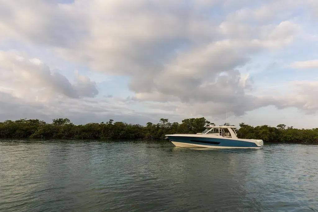 2025 Boston Whaler 420 Outrage Image Thumbnail #25