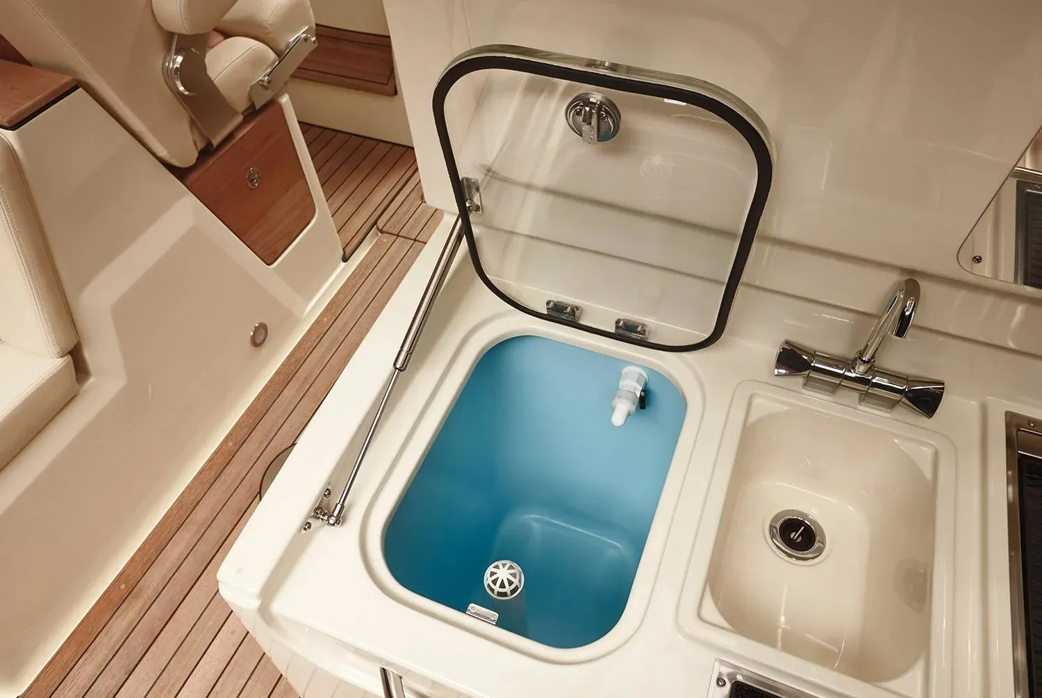 2025 Chris-Craft Calypso 32 Image Thumbnail #15