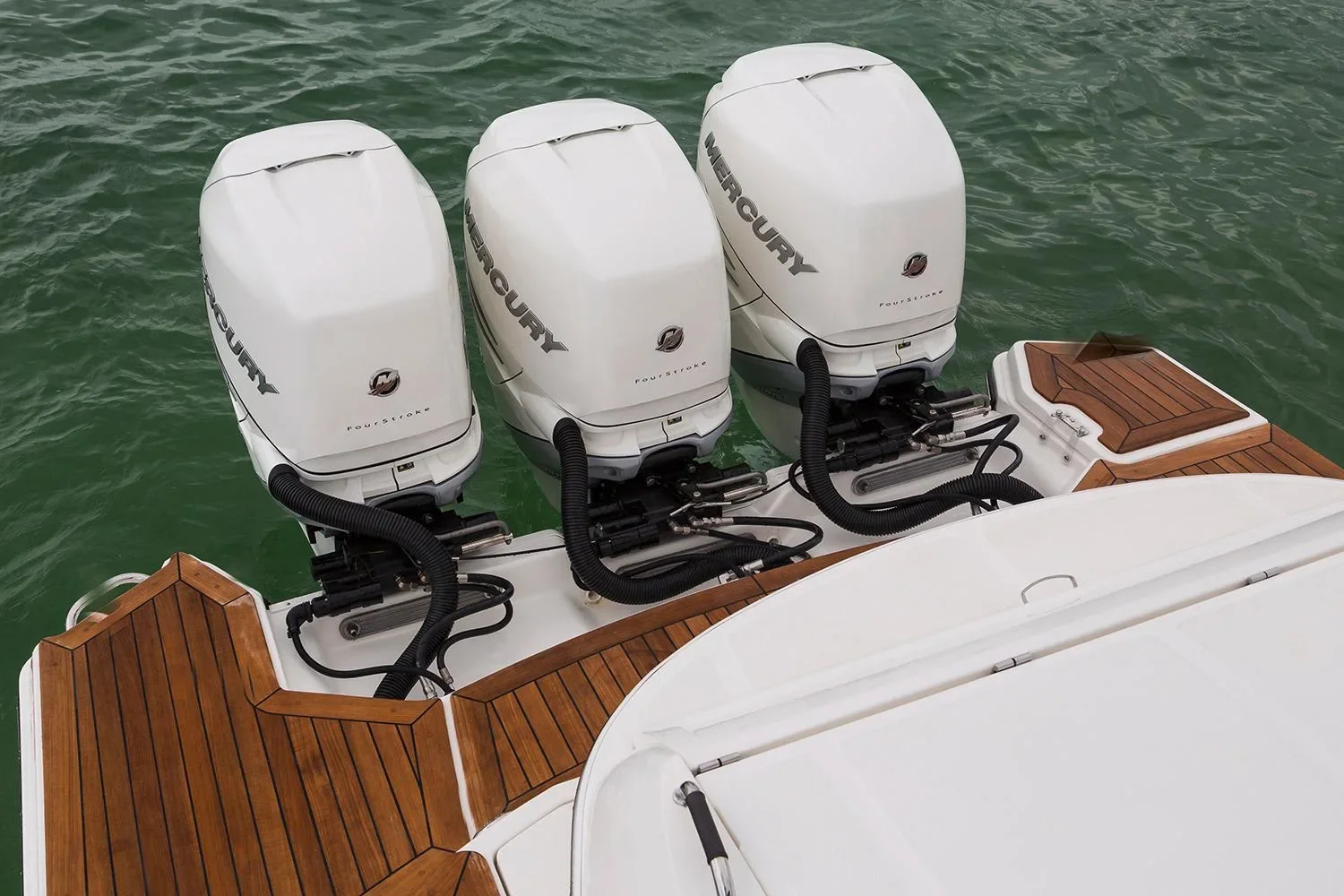 2026 Sea Ray SLX 350 Outboard Image Thumbnail #16