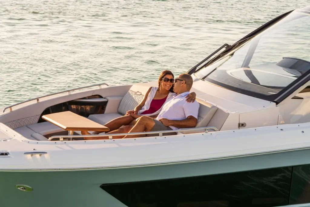 2026 Sea Ray Sundancer 370 Outboard Image Thumbnail #9