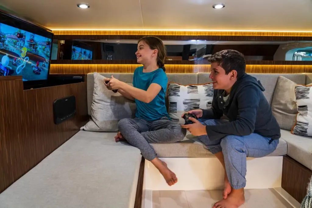 2026 Sea Ray Sundancer 370 Outboard Image Thumbnail #32