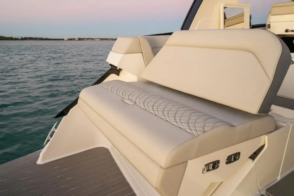 2026 Sea Ray Sundancer 370 Outboard Image Thumbnail #27