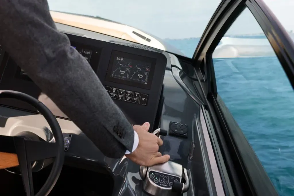2025 Aviara AV32 Outboard Image Thumbnail #5