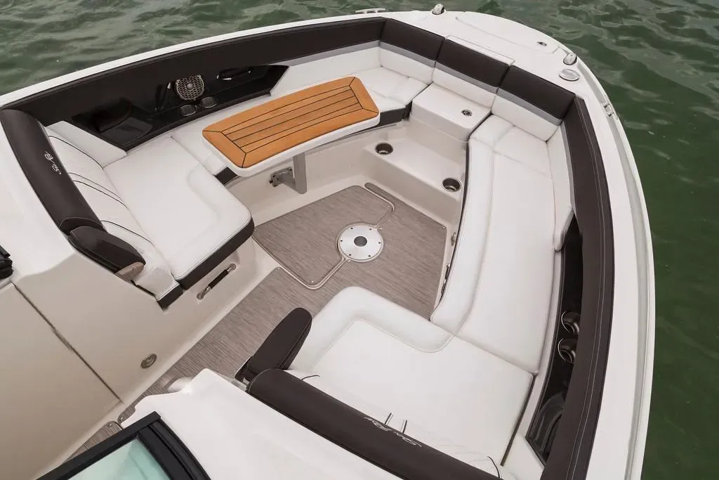 2025 Sea Ray SLX 350 Image Thumbnail #3