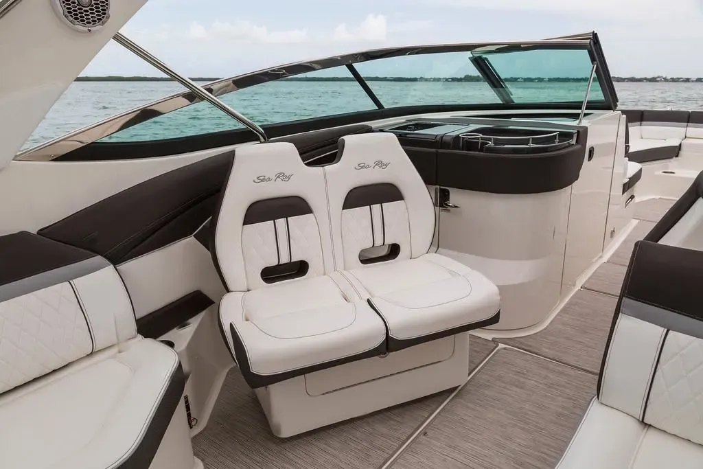 2025 Sea Ray SLX 350 Image Thumbnail #6