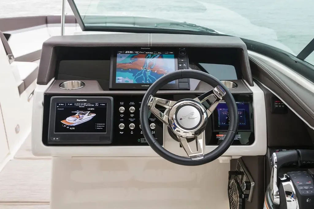 2025 Sea Ray SLX 350 Image Thumbnail #4