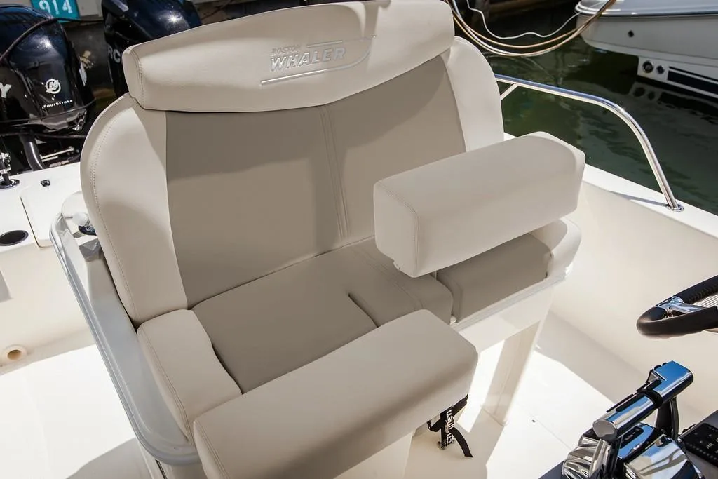 2023 Boston Whaler 270 Dauntless Image Thumbnail #9