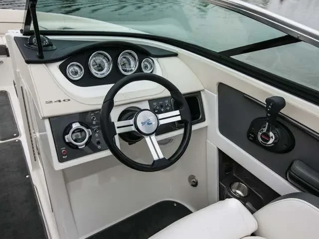 2016 Sea Ray 240 Sundeck Outboard Image Thumbnail #4