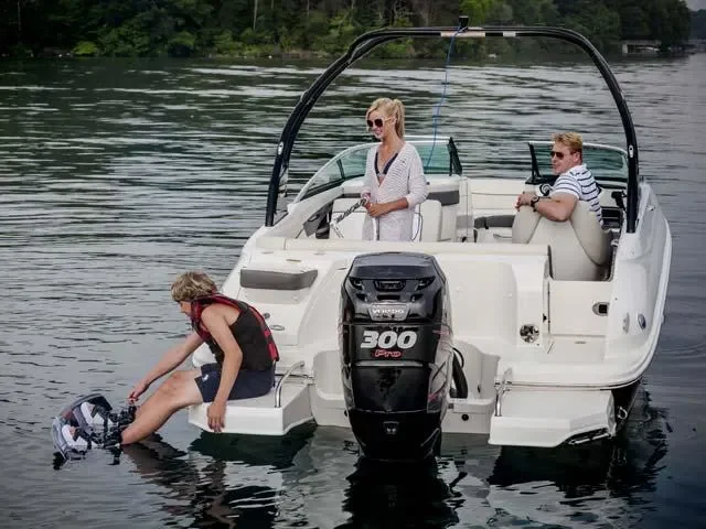 2016 Sea Ray 240 Sundeck Outboard Image Thumbnail #2