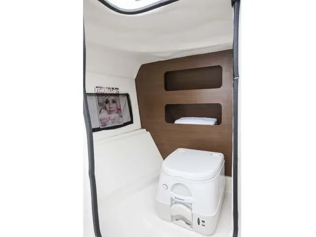 2016 Sea Ray 240 Sundeck Outboard Image Thumbnail #7