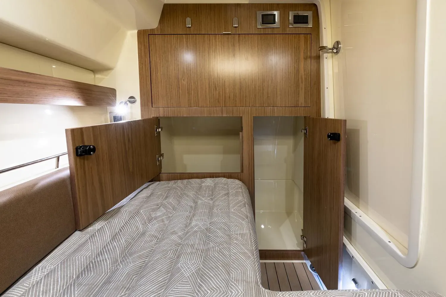 2025 Chris-Craft Calypso 35 Image Thumbnail #16