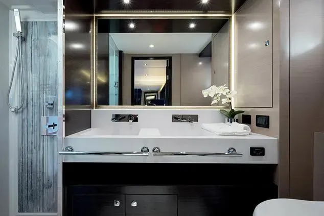 2025 Cruisers Yachts 60 Fly Image Thumbnail #18