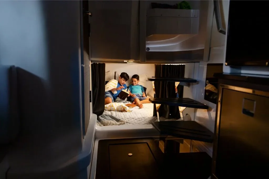 2025 Aviara AV40 Outboard Image Thumbnail #10