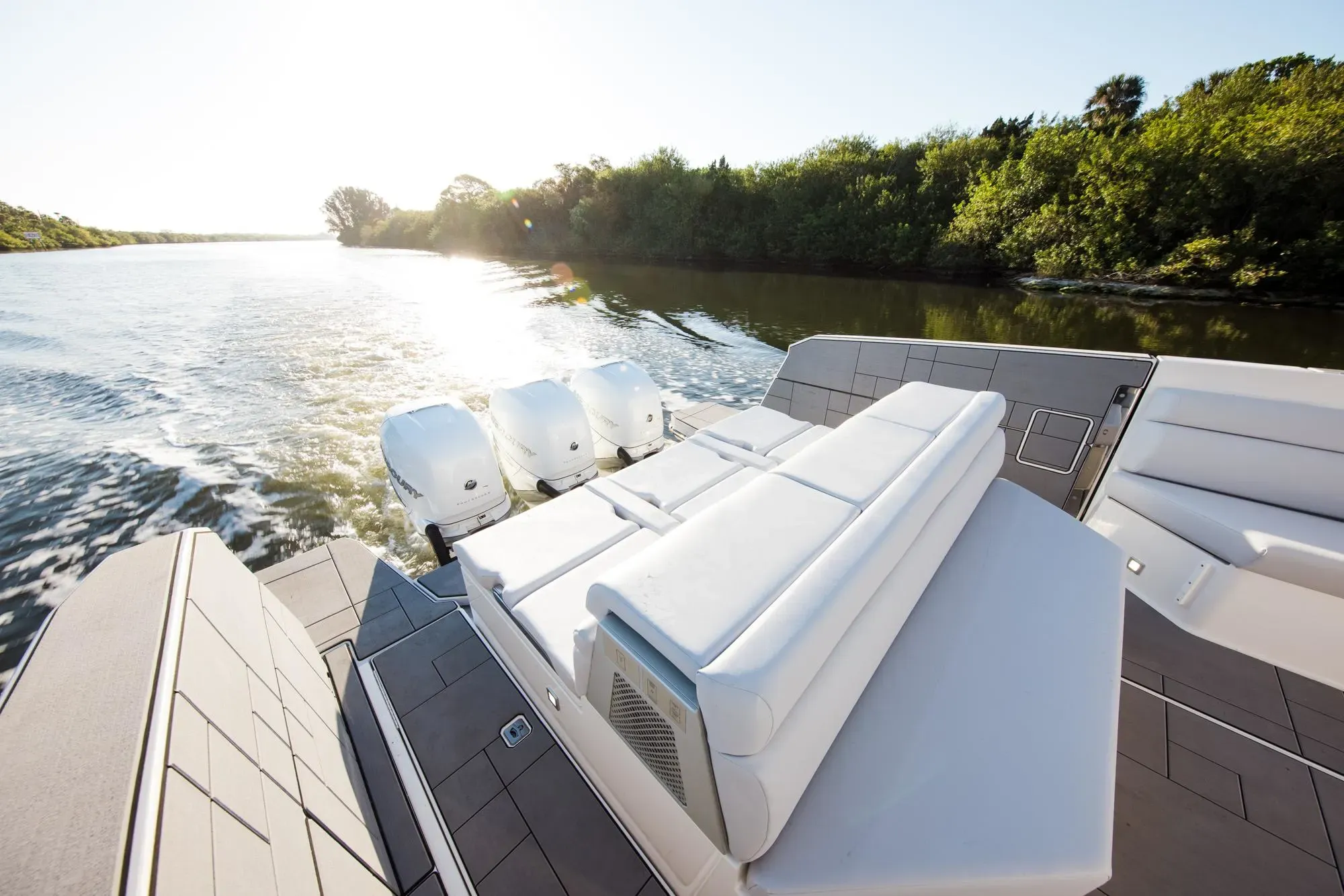 2025 Aviara AV40 Outboard Image Thumbnail #14