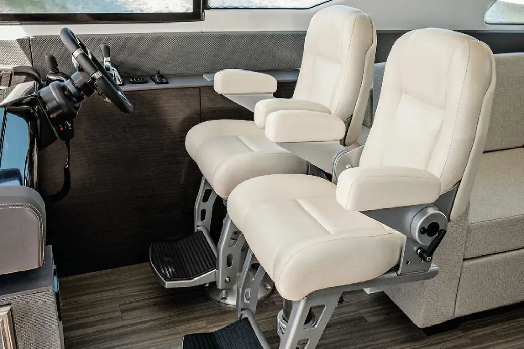 2025 Cruisers Yachts 60 Cantius Image Thumbnail #10