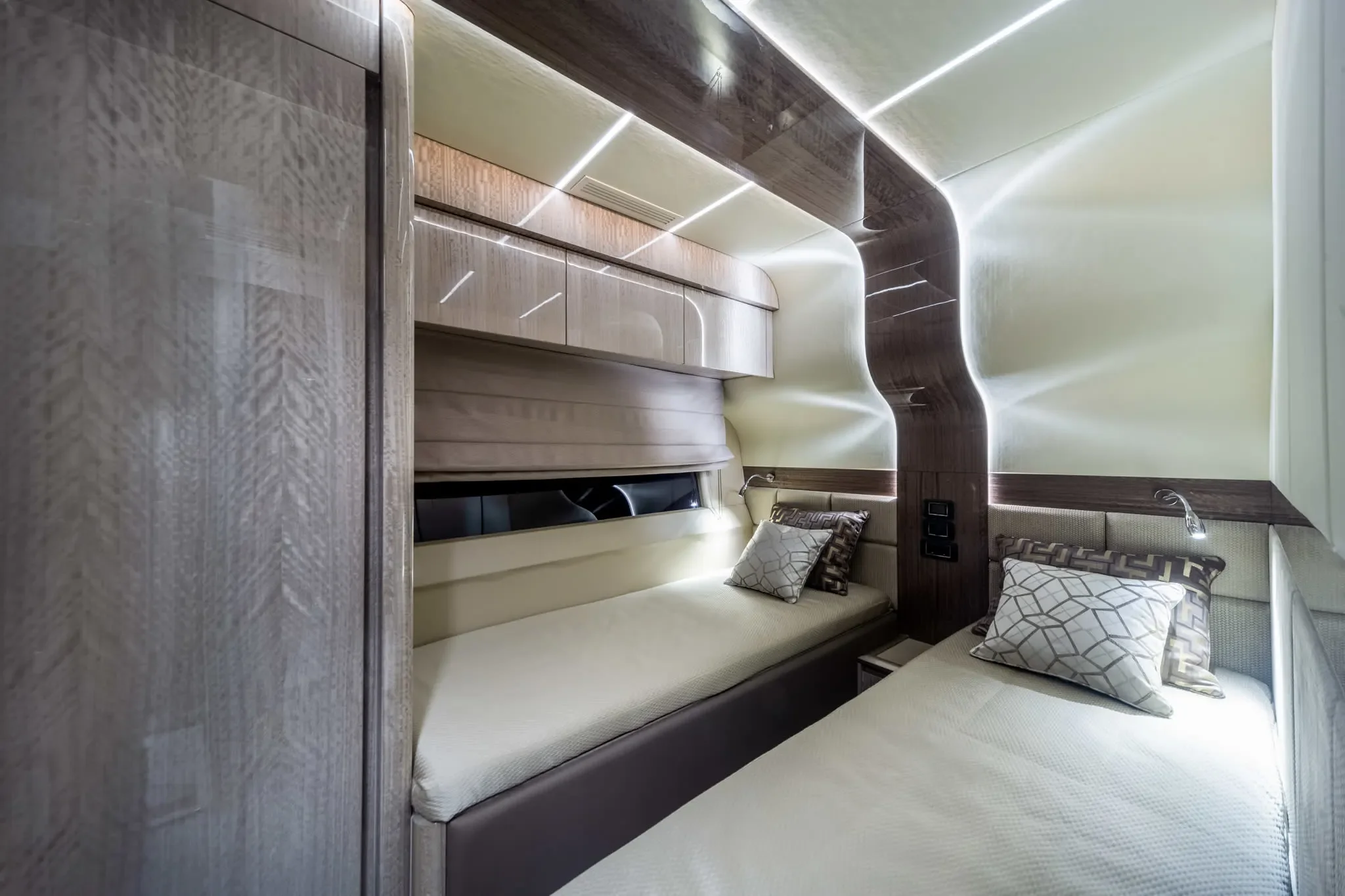 2026 Galeon
                                                             700 SKY Image Thumbnail #60