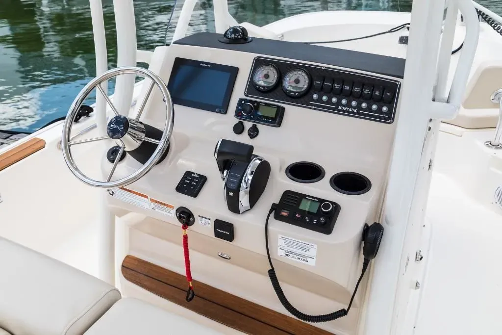 2025 Boston Whaler 210 Montauk Image Thumbnail #23