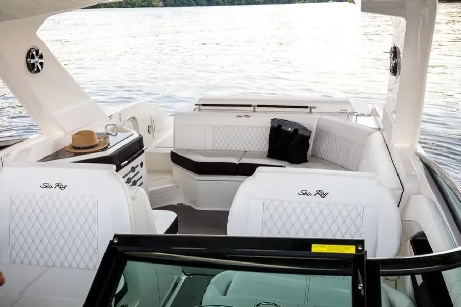 2025 Sea Ray SLX 310 Image Thumbnail #4