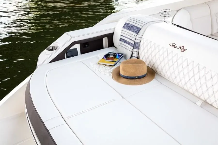 2025 Sea Ray SLX 310 Image Thumbnail #7