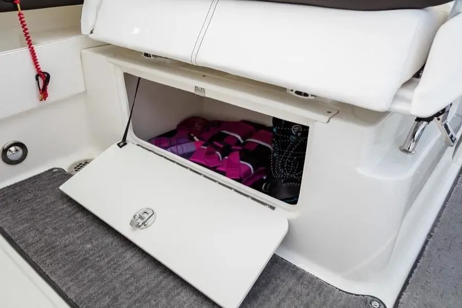 2026 Sea Ray SLX 310 Image Thumbnail #11