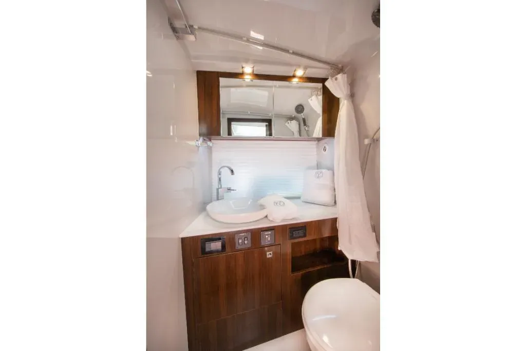 2026 Cruisers Yachts 34 GLS Image Thumbnail #31