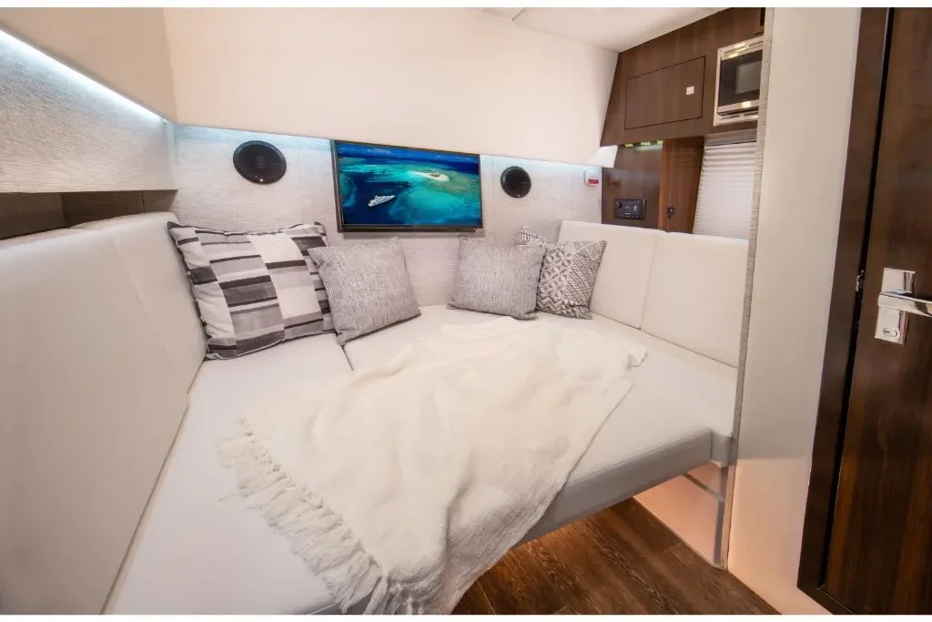 2026 Cruisers Yachts 34 GLS Image Thumbnail #34