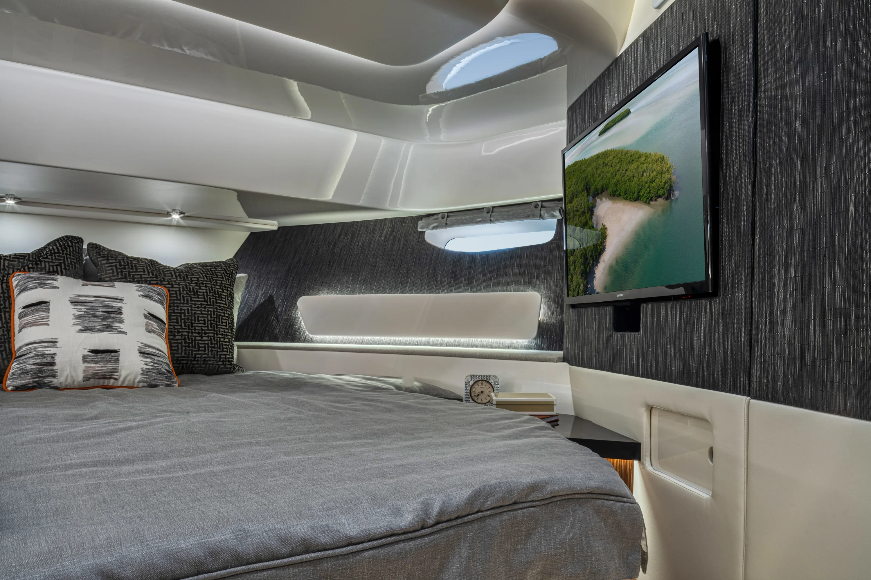 2026 Sea Ray Sundancer 370 Image Thumbnail #9