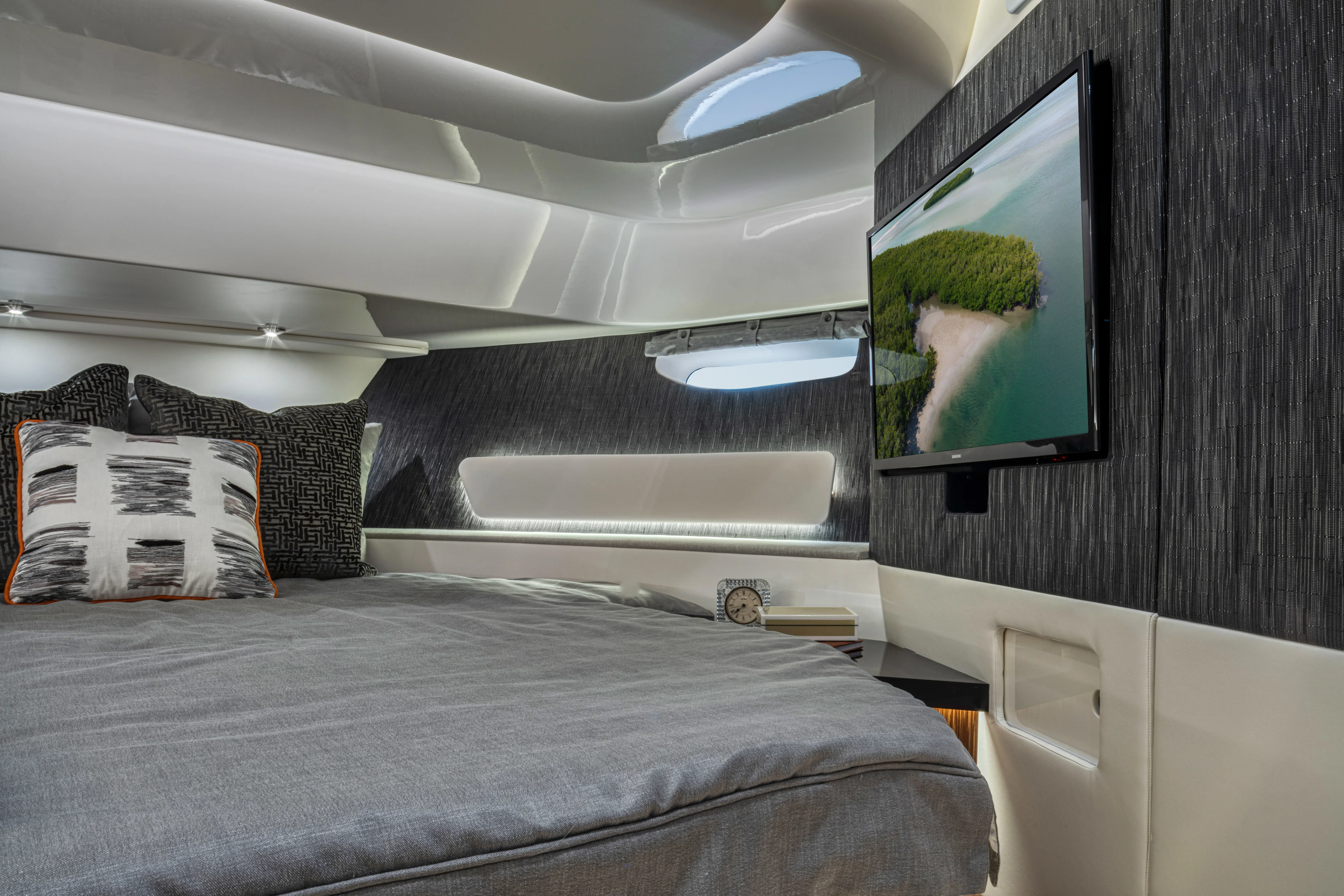 2026 Sea Ray Sundancer 370 Image Thumbnail #9