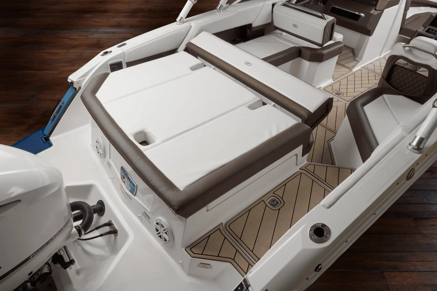 2025 Cobalt R4 Outboard Image Thumbnail #17
