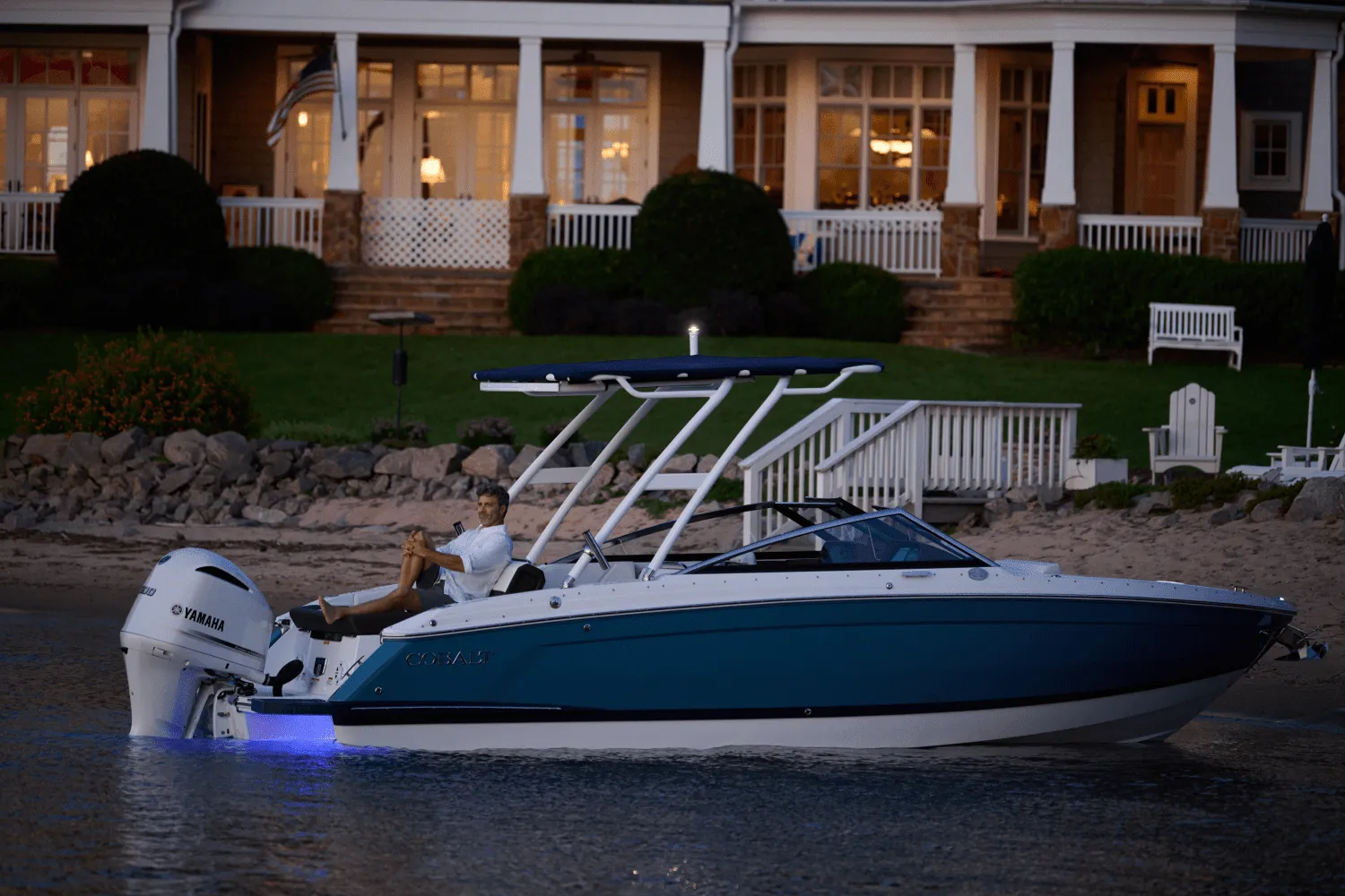 2025 Cobalt R4 Outboard Image Thumbnail #5