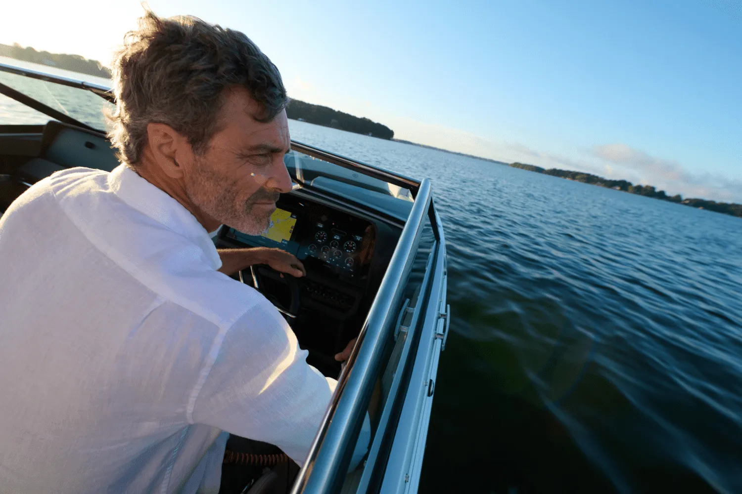 2025 Cobalt R4 Outboard Image Thumbnail #10