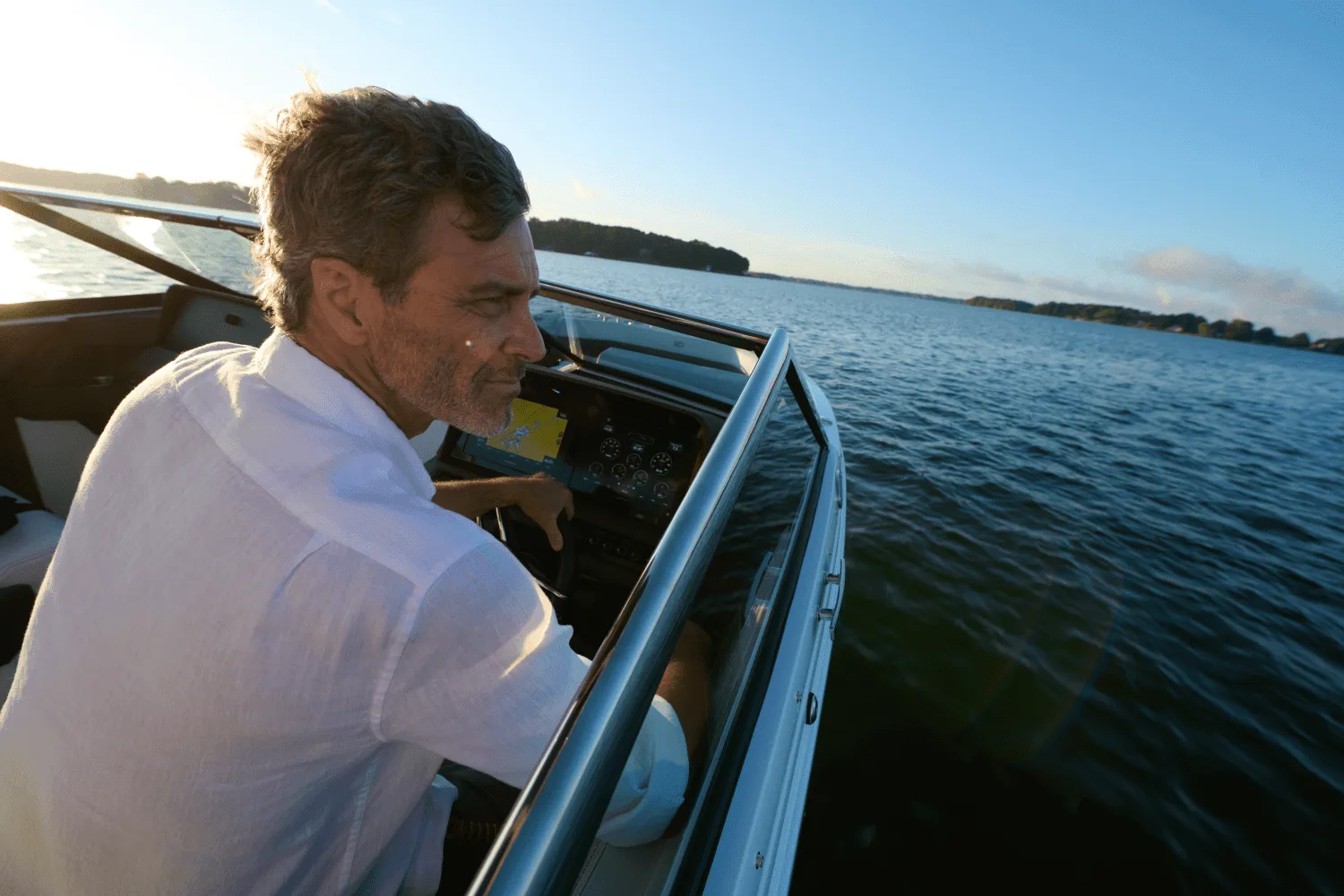 2025 Cobalt R4 Outboard Image Thumbnail #7