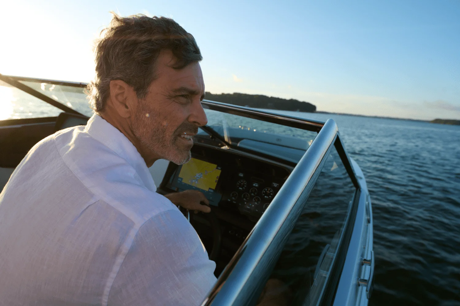 2026 Cobalt R4 Outboard Image Thumbnail #14