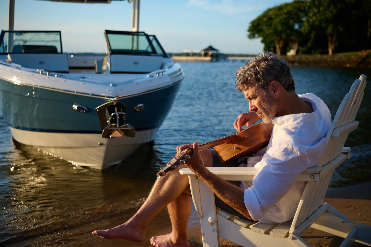 2026 Cobalt R4 Outboard Image Thumbnail #4