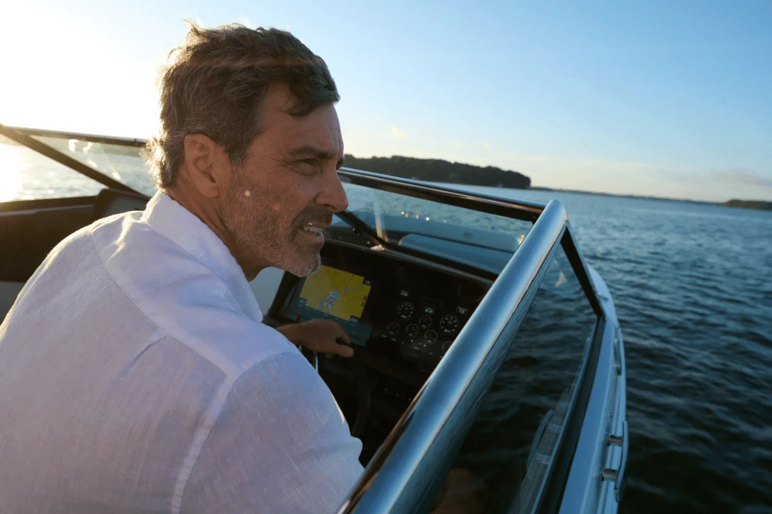 2025 Cobalt R4 Outboard Image Thumbnail #14