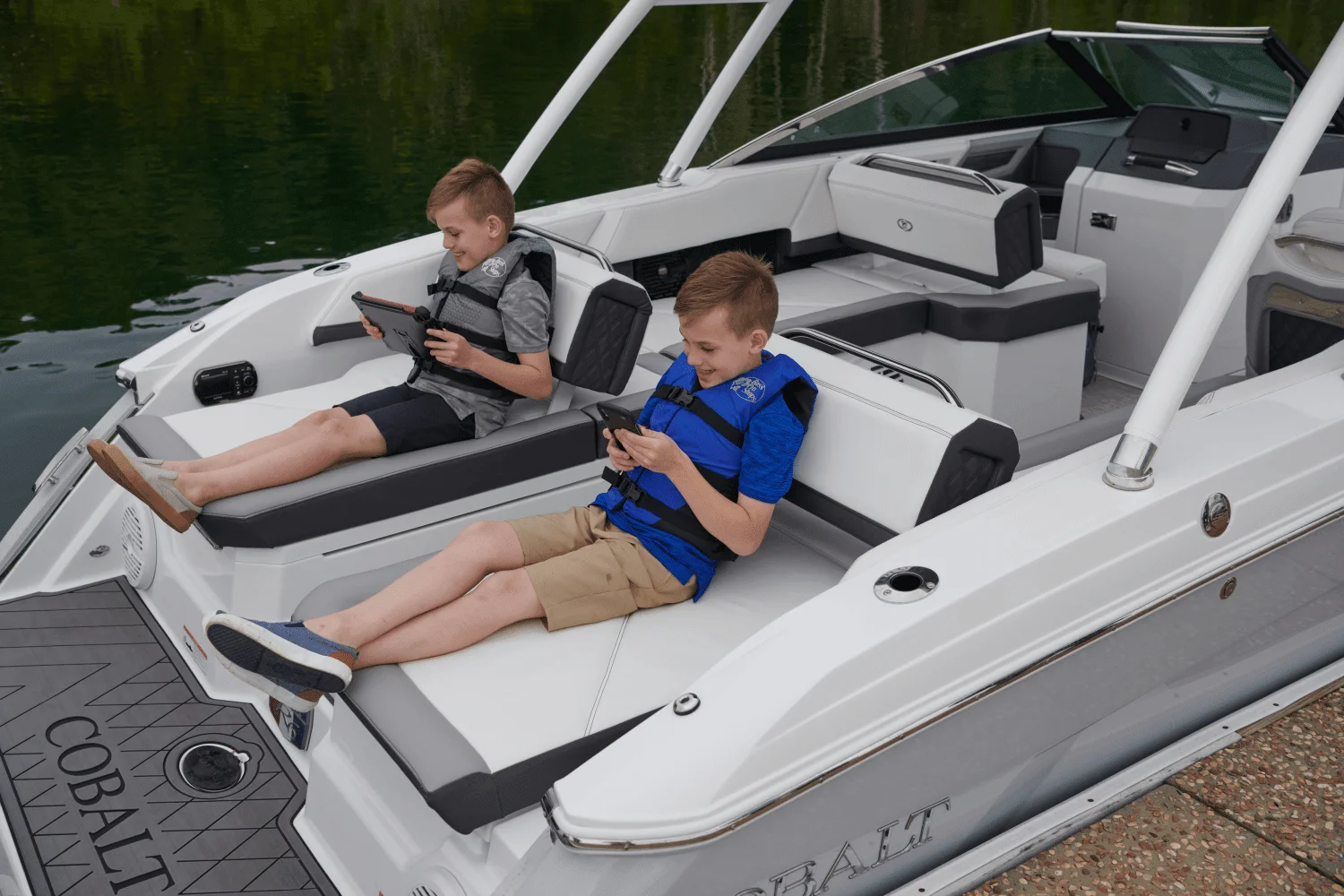 2026 Cobalt R6 Outboard Image Thumbnail #10