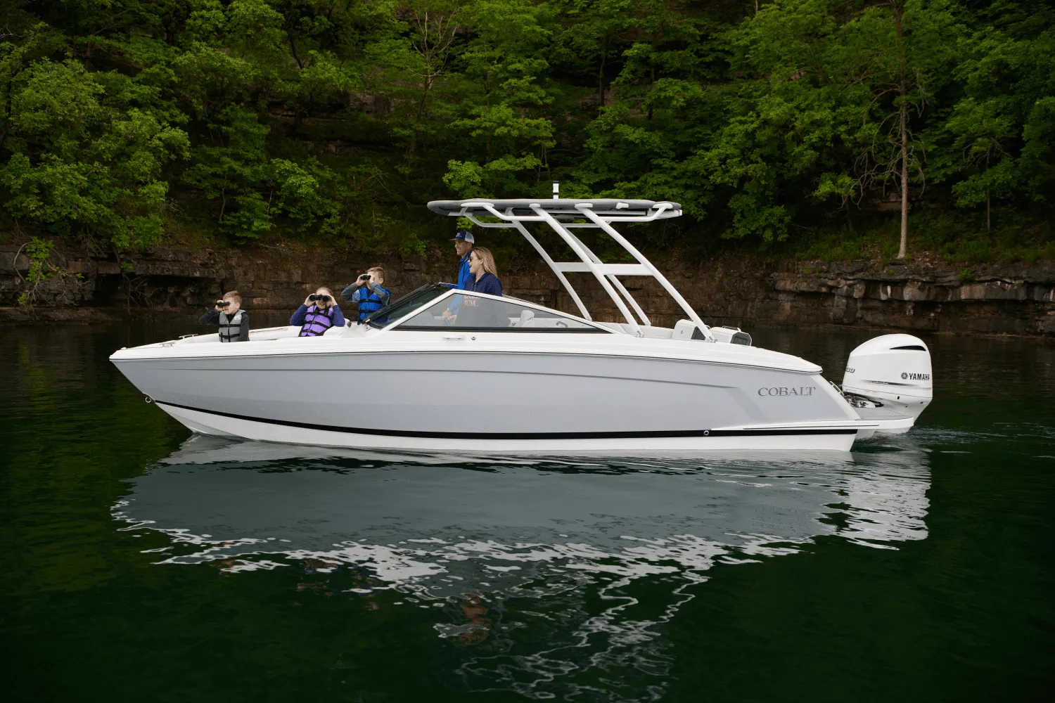 2025 Cobalt R6 Outboard Image Thumbnail #3