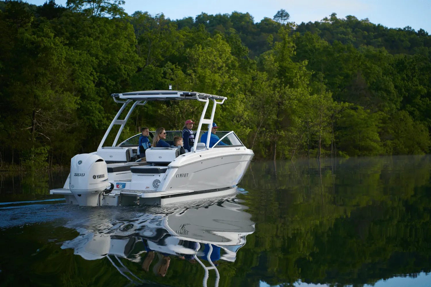 2025 Cobalt R6 Outboard Image Thumbnail #4