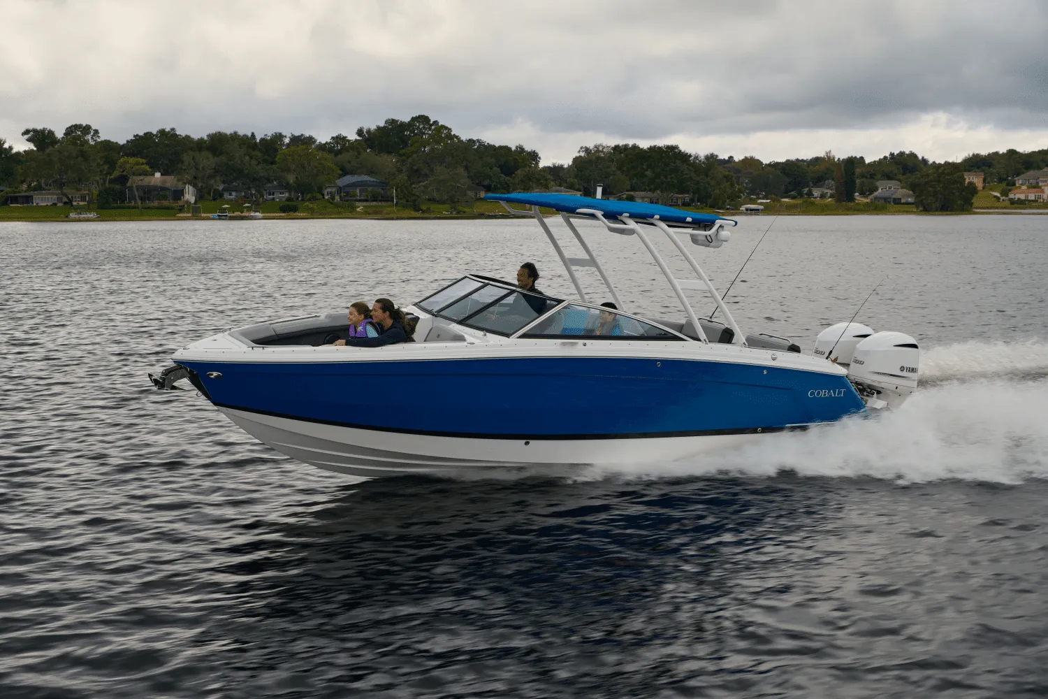 2025 Cobalt R8 Outboard Image Thumbnail #7