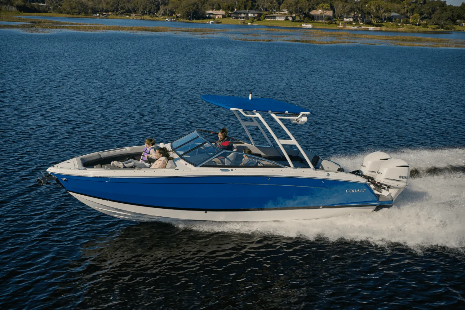 2025 Cobalt R8 Outboard Image Thumbnail #1