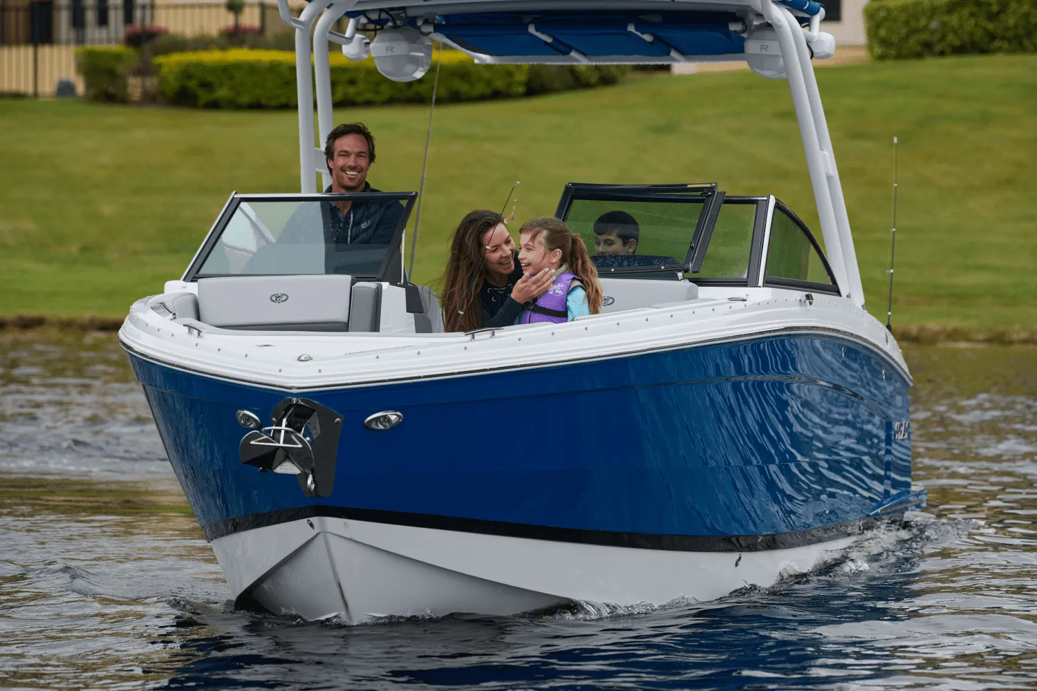 2025 Cobalt R8 Outboard Image Thumbnail #8