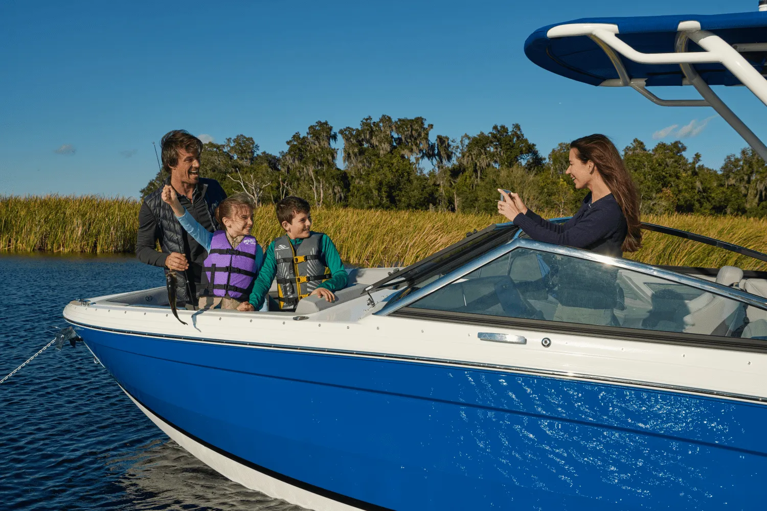 2025 Cobalt R8 Outboard Image Thumbnail #26
