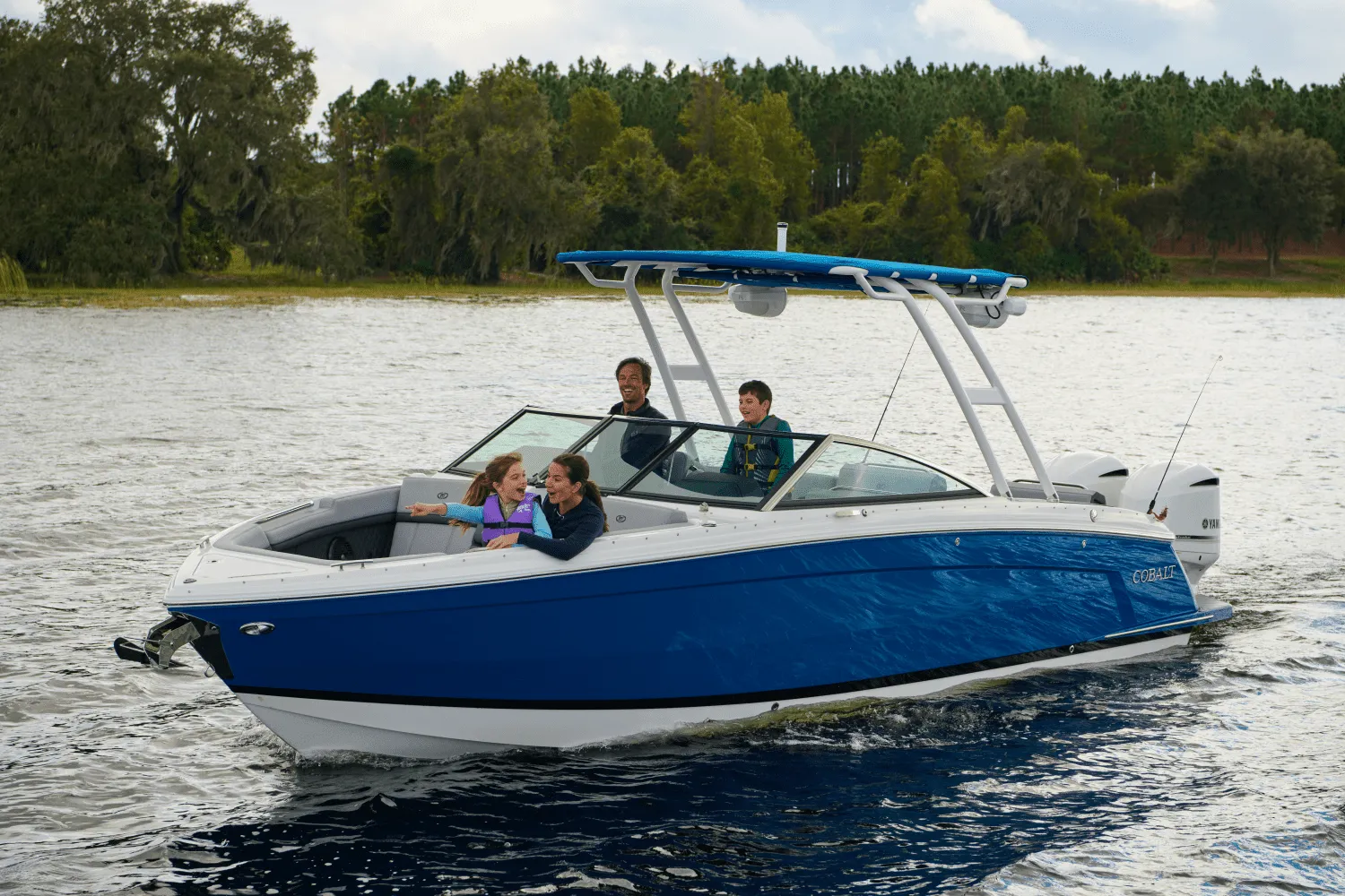 2025 Cobalt R8 Outboard Image Thumbnail #29