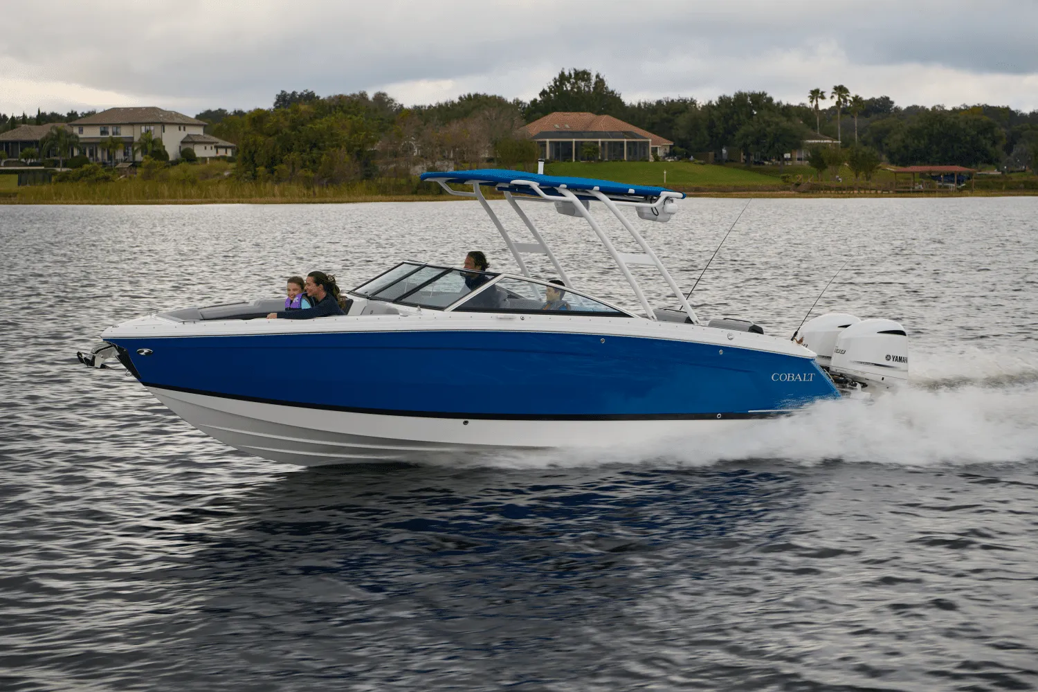 2025 Cobalt R8 Outboard Image Thumbnail #5