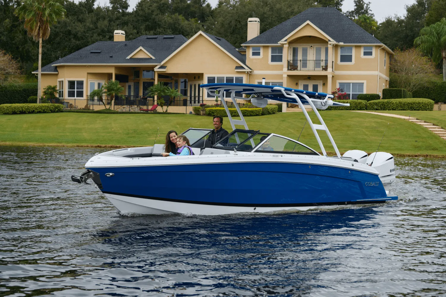 2025 Cobalt R8 Outboard Image Thumbnail #2