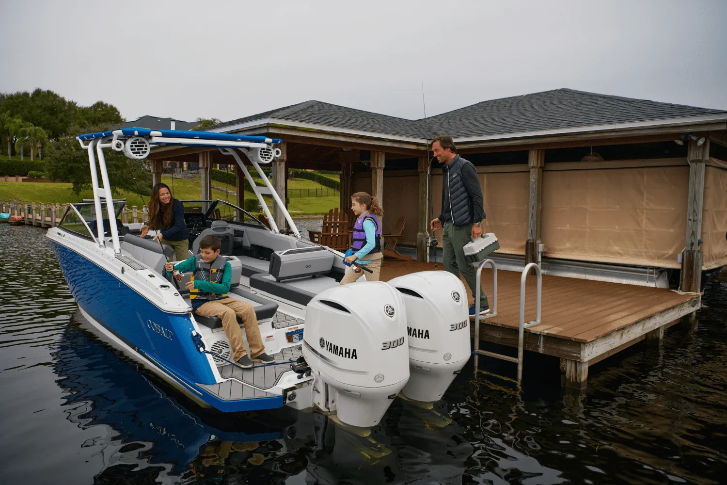 2025 Cobalt R8 Outboard Image Thumbnail #4