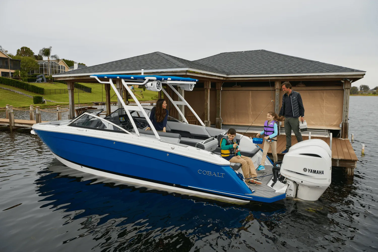 2025 Cobalt R8 Outboard Image Thumbnail #10